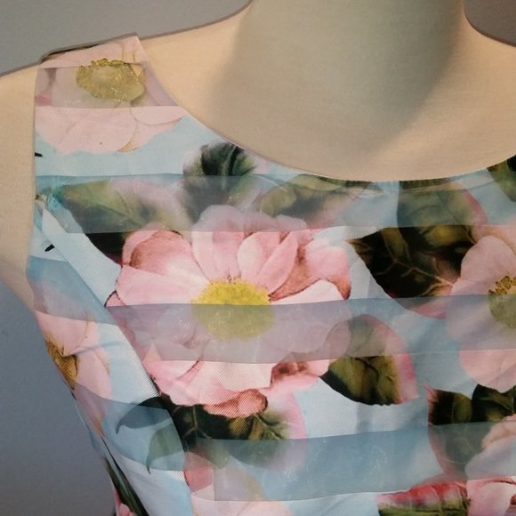 Papaya pink and blue floral sleeveless crop top - Picture 2 of 5